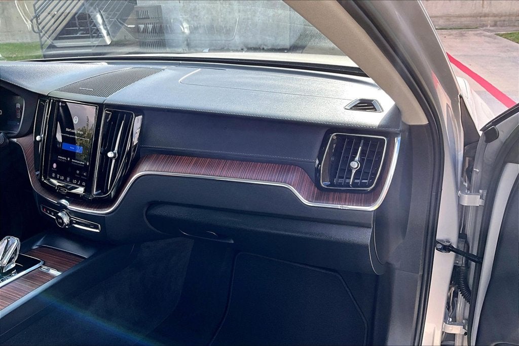 2023 Volvo XC60 B5 Ultimate Dark Theme