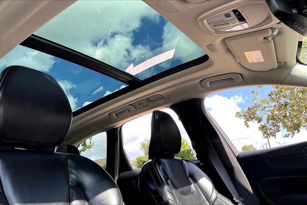 2023 Volvo XC60 B5 Ultimate Dark Theme