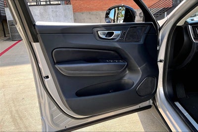 2023 Volvo XC60 B5 Ultimate Dark Theme