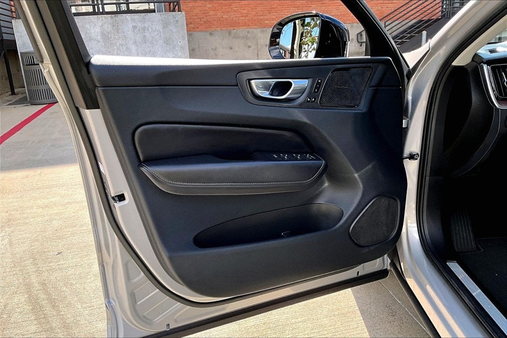 2023 Volvo XC60 B5 Ultimate Dark Theme