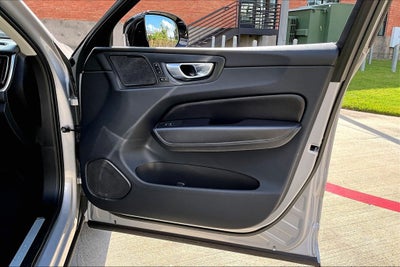 2023 Volvo XC60 B5 Ultimate Dark Theme