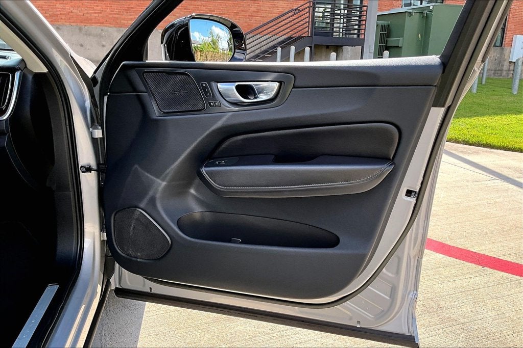 2023 Volvo XC60 B5 Ultimate Dark Theme