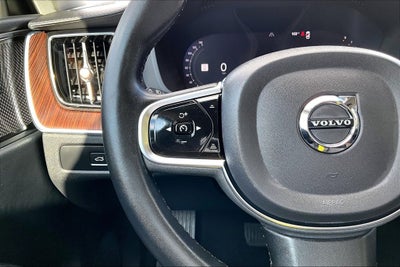 2023 Volvo XC60 B5 Ultimate Dark Theme