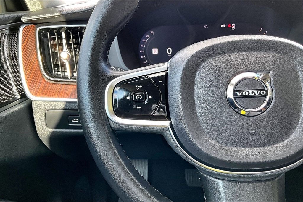 2023 Volvo XC60 B5 Ultimate Dark Theme