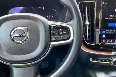 2023 Volvo XC60 B5 Ultimate Dark Theme