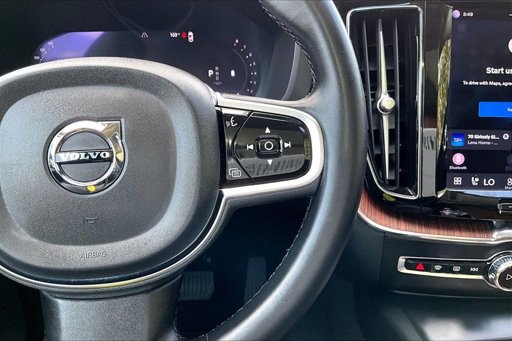 2023 Volvo XC60 B5 Ultimate Dark Theme