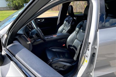 2023 Volvo XC60 B5 Ultimate Dark Theme