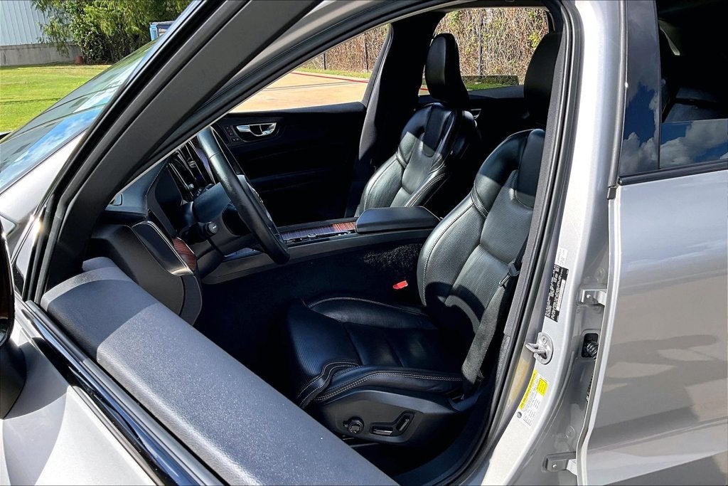 2023 Volvo XC60 B5 Ultimate Dark Theme