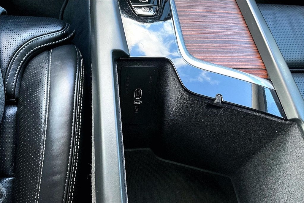 2023 Volvo XC60 B5 Ultimate Dark Theme