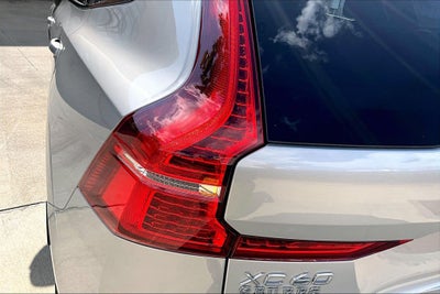 2023 Volvo XC60 B5 Ultimate Dark Theme