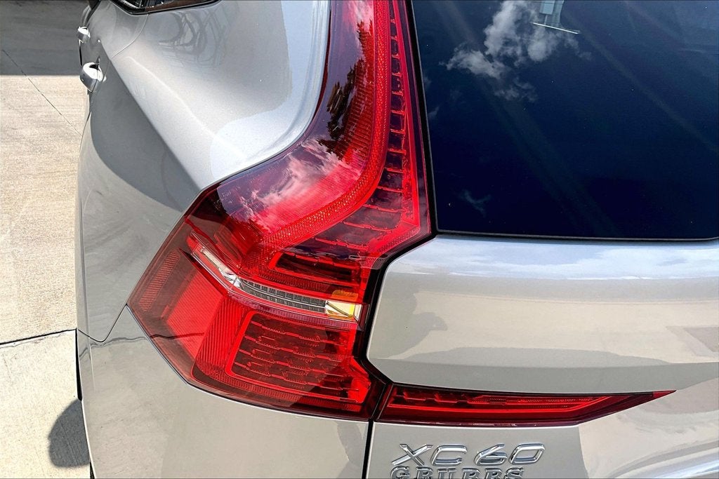 2023 Volvo XC60 B5 Ultimate Dark Theme