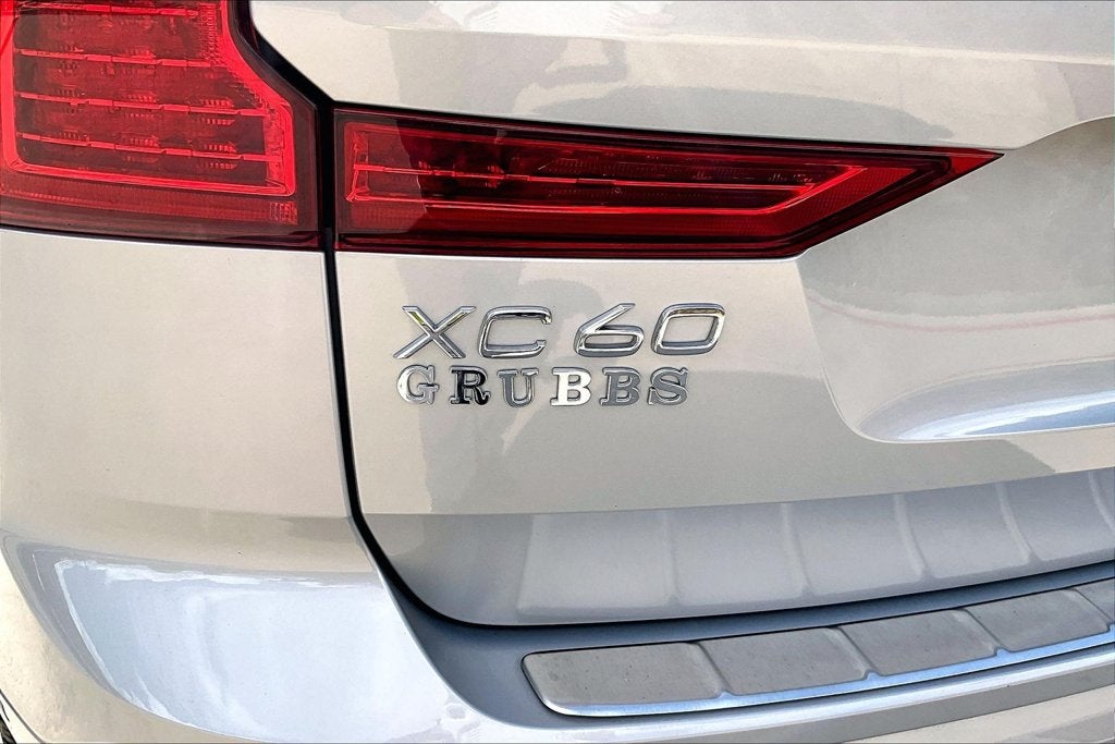 2023 Volvo XC60 B5 Ultimate Dark Theme