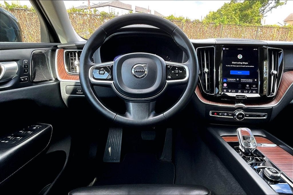 2023 Volvo XC60 B5 Ultimate Dark Theme