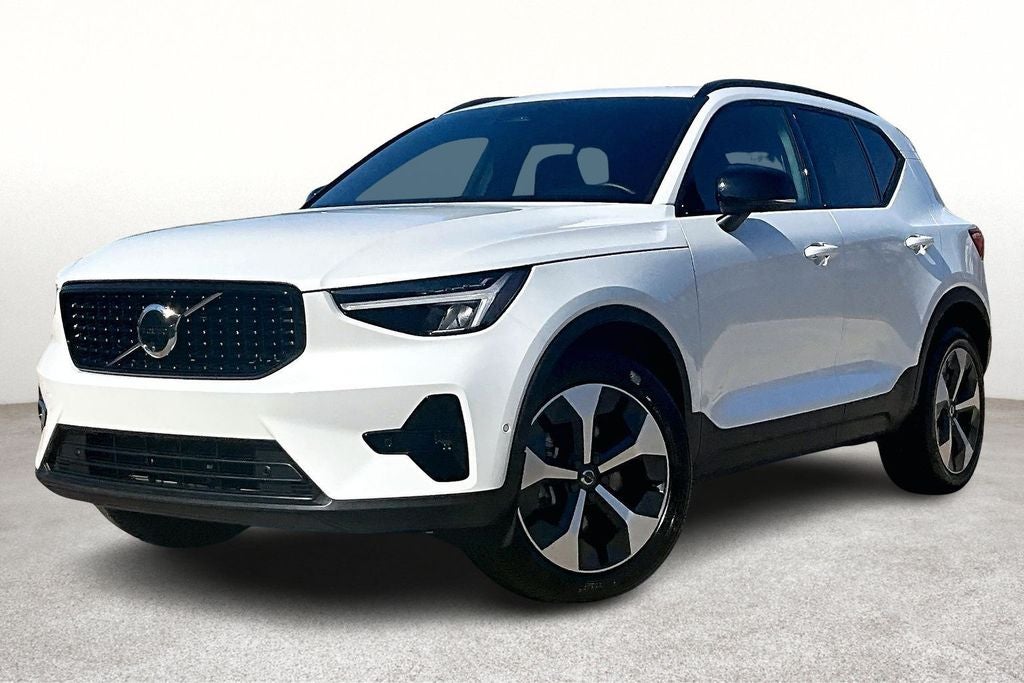 2025 Volvo XC40 B5 Plus Dark Theme