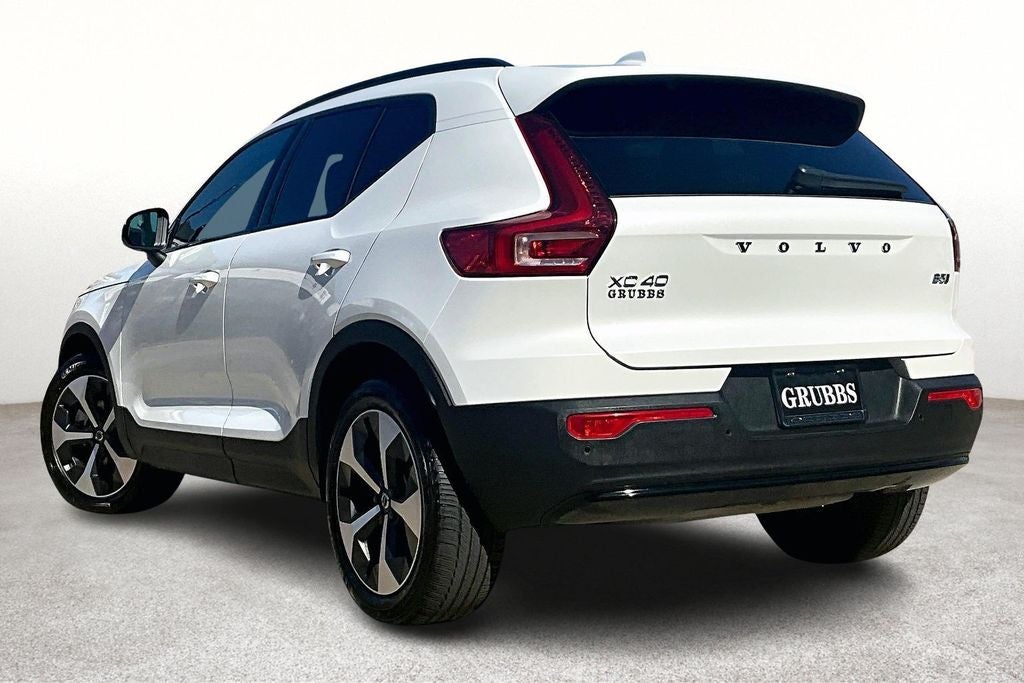 2025 Volvo XC40 B5 Plus Dark Theme