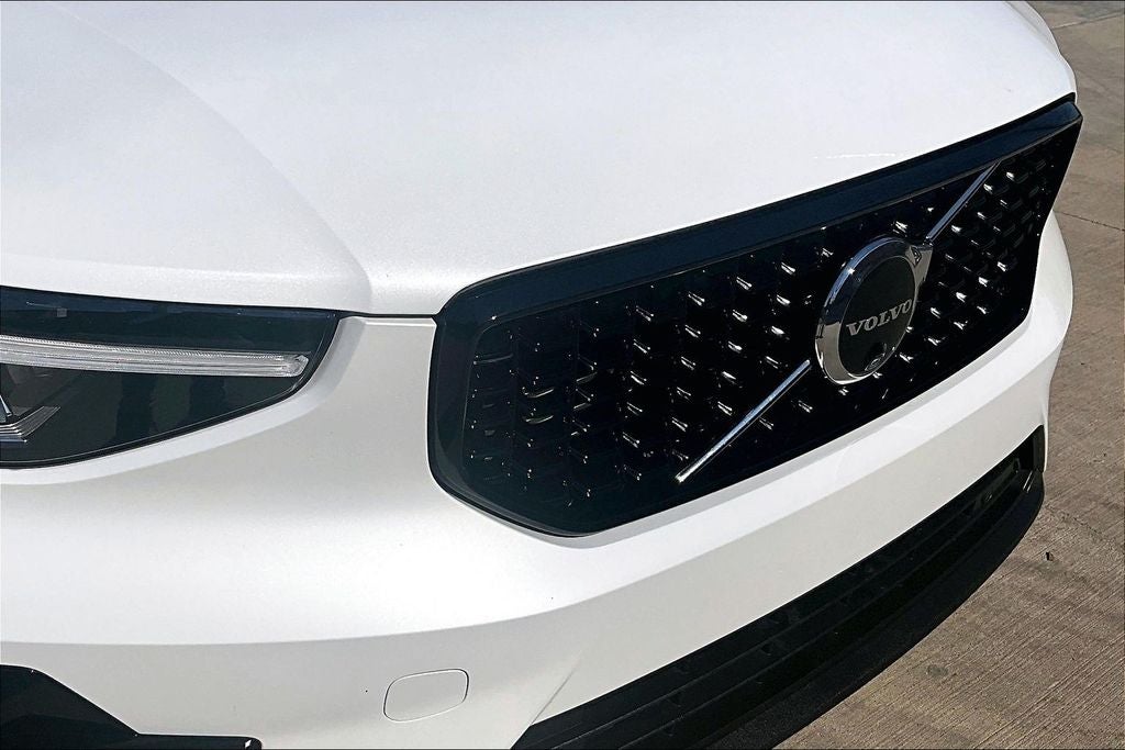 2025 Volvo XC40 B5 Plus Dark Theme