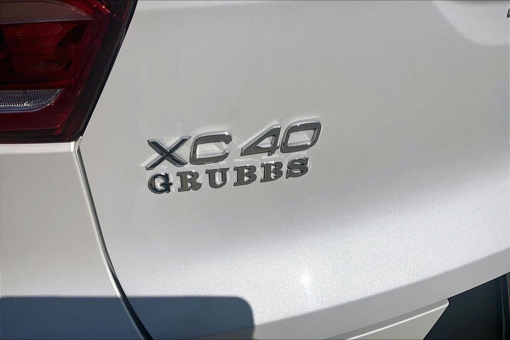2025 Volvo XC40 B5 Plus Dark Theme
