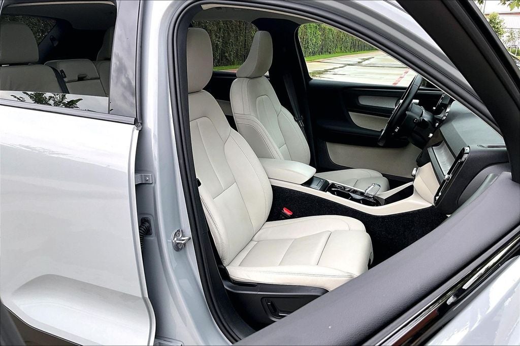 2026 Volvo XC40 B5 Plus