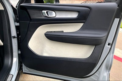 2026 Volvo XC40 B5 Plus