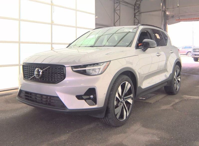 2025 Volvo XC40 B5 Plus Dark Theme