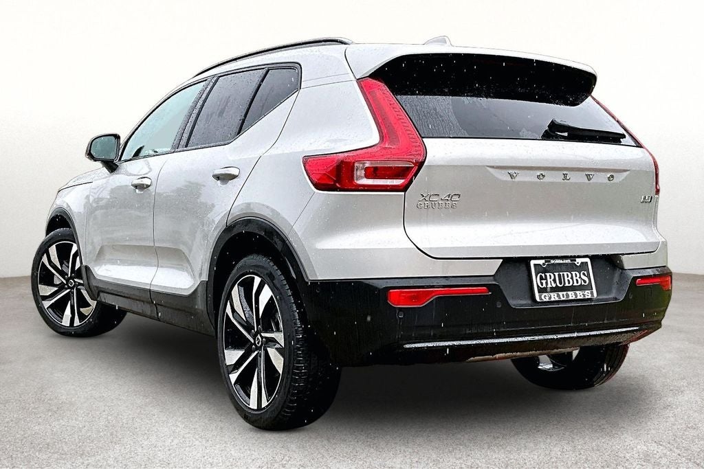2025 Volvo XC40 B5 Plus Dark Theme