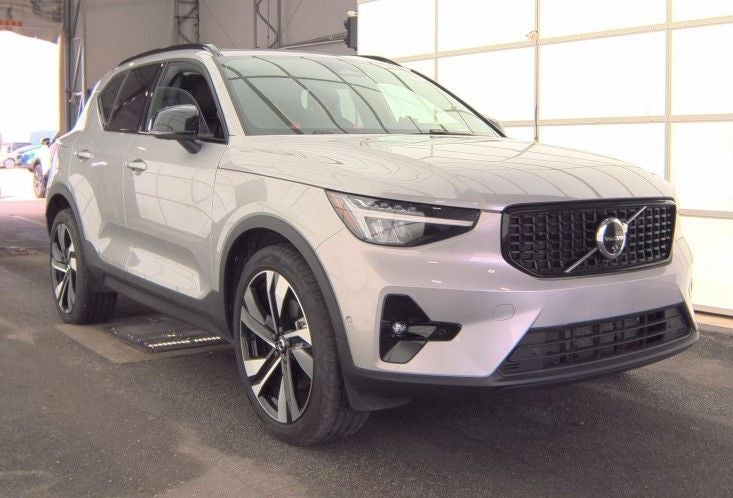2025 Volvo XC40 B5 Plus Dark Theme