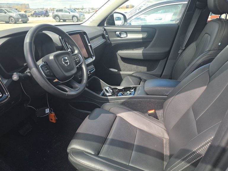 2025 Volvo XC40 B5 Plus Dark Theme