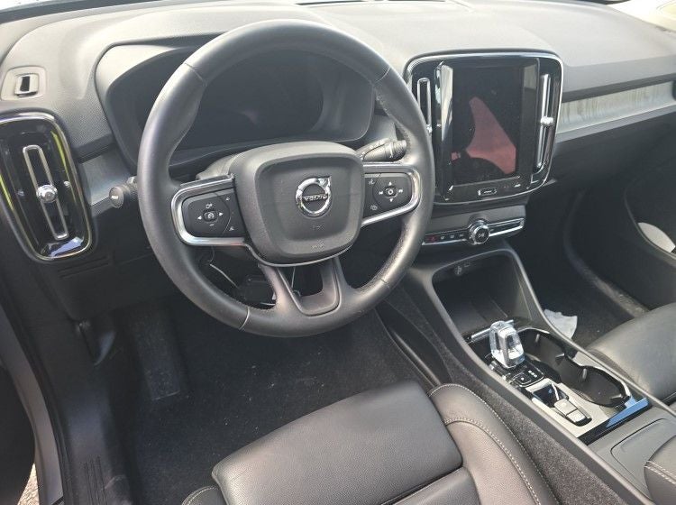 2025 Volvo XC40 B5 Plus Dark Theme