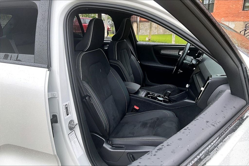 2025 Volvo XC40 B5 Plus Dark Theme