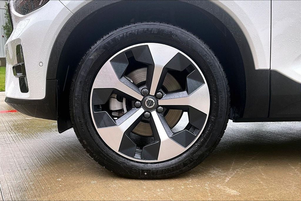 2025 Volvo XC40 B5 Plus Dark Theme