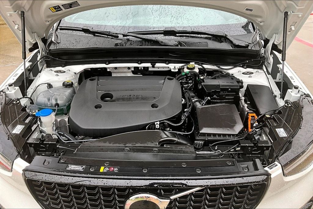 2025 Volvo XC40 B5 Plus Dark Theme