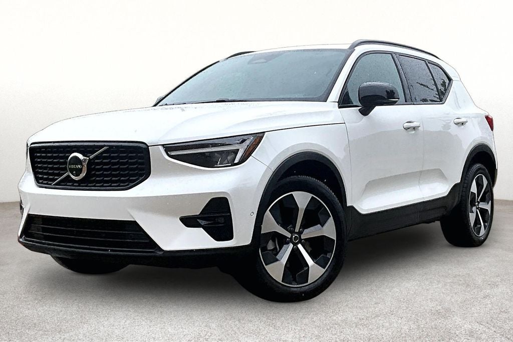 2025 Volvo XC40 B5 Plus Dark Theme