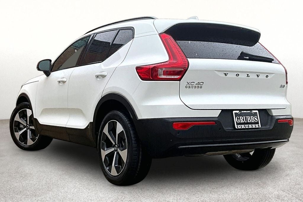 2025 Volvo XC40 B5 Plus Dark Theme