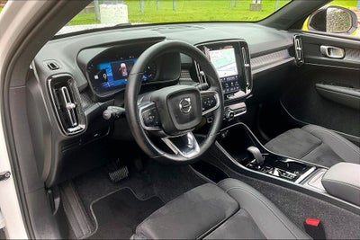 2025 Volvo XC40 B5 Plus Dark Theme