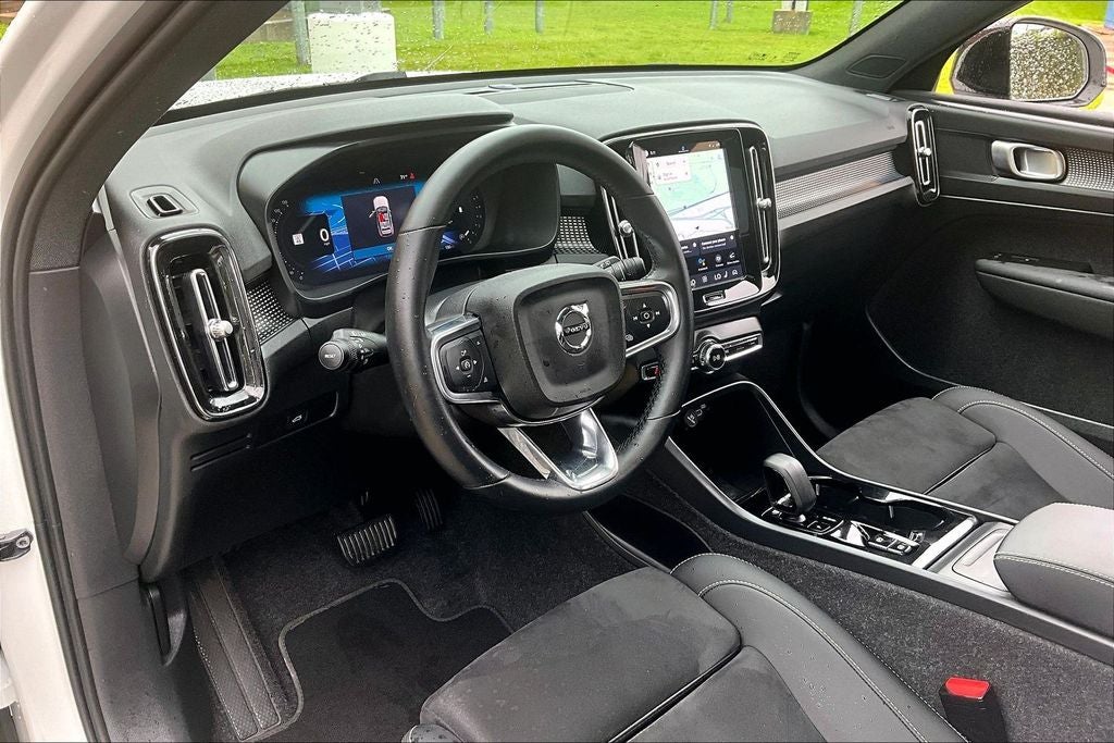 2025 Volvo XC40 B5 Plus Dark Theme