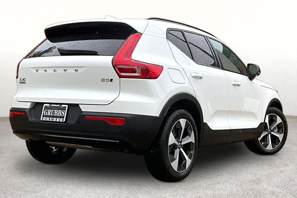 2025 Volvo XC40 B5 Plus Dark Theme