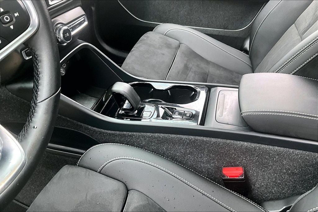2025 Volvo XC40 B5 Plus Dark Theme