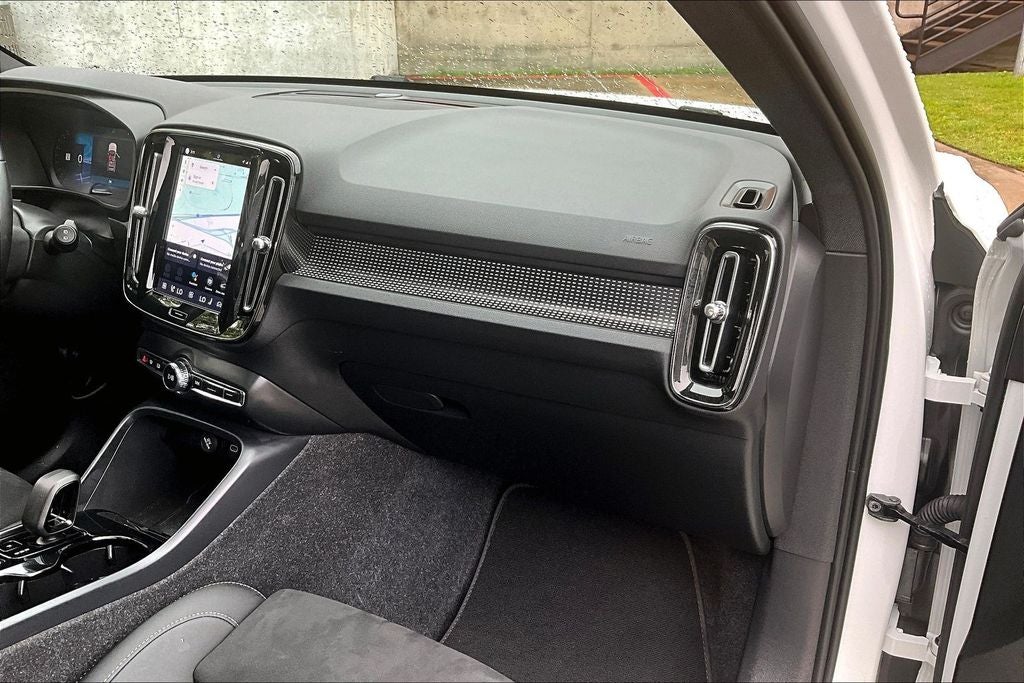 2025 Volvo XC40 B5 Plus Dark Theme