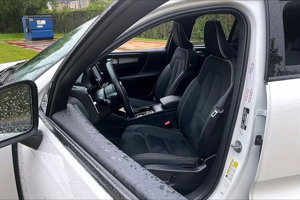 2025 Volvo XC40 B5 Plus Dark Theme