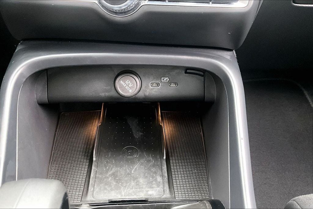 2025 Volvo XC40 B5 Plus Dark Theme