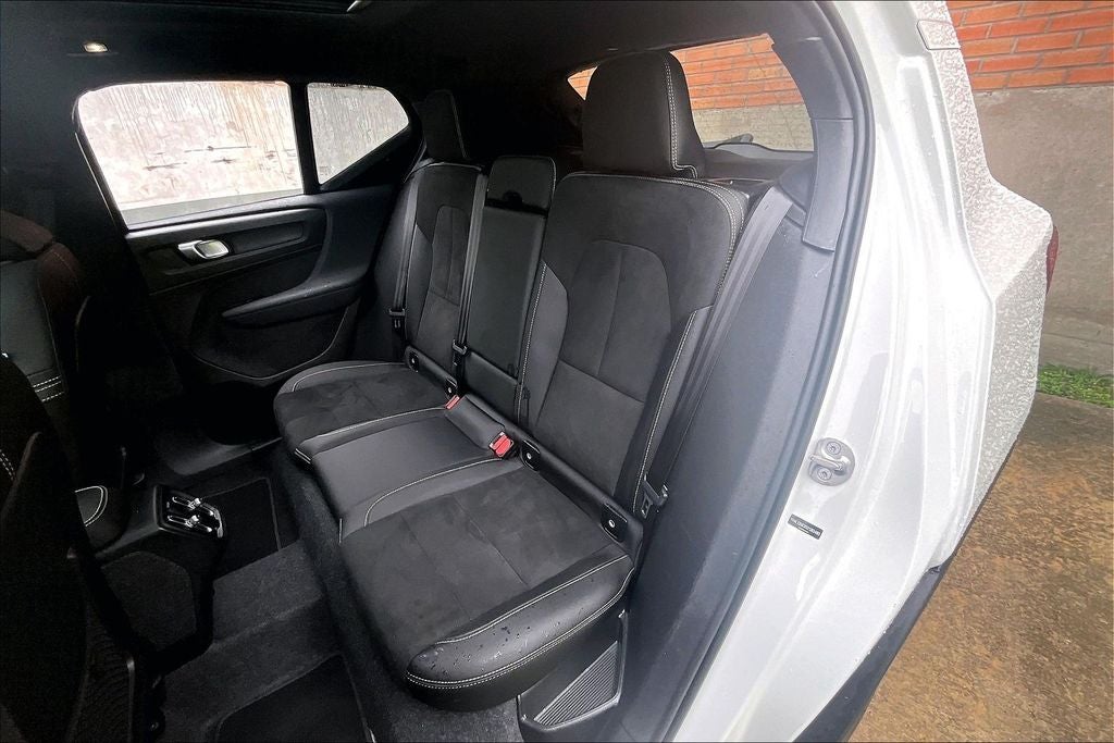 2025 Volvo XC40 B5 Plus Dark Theme