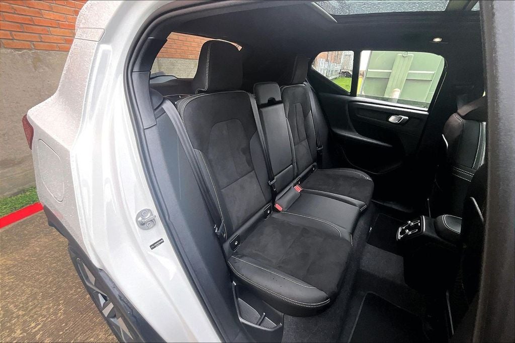 2025 Volvo XC40 B5 Plus Dark Theme