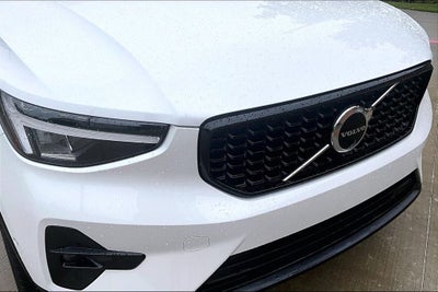 2025 Volvo XC40 B5 Plus Dark Theme