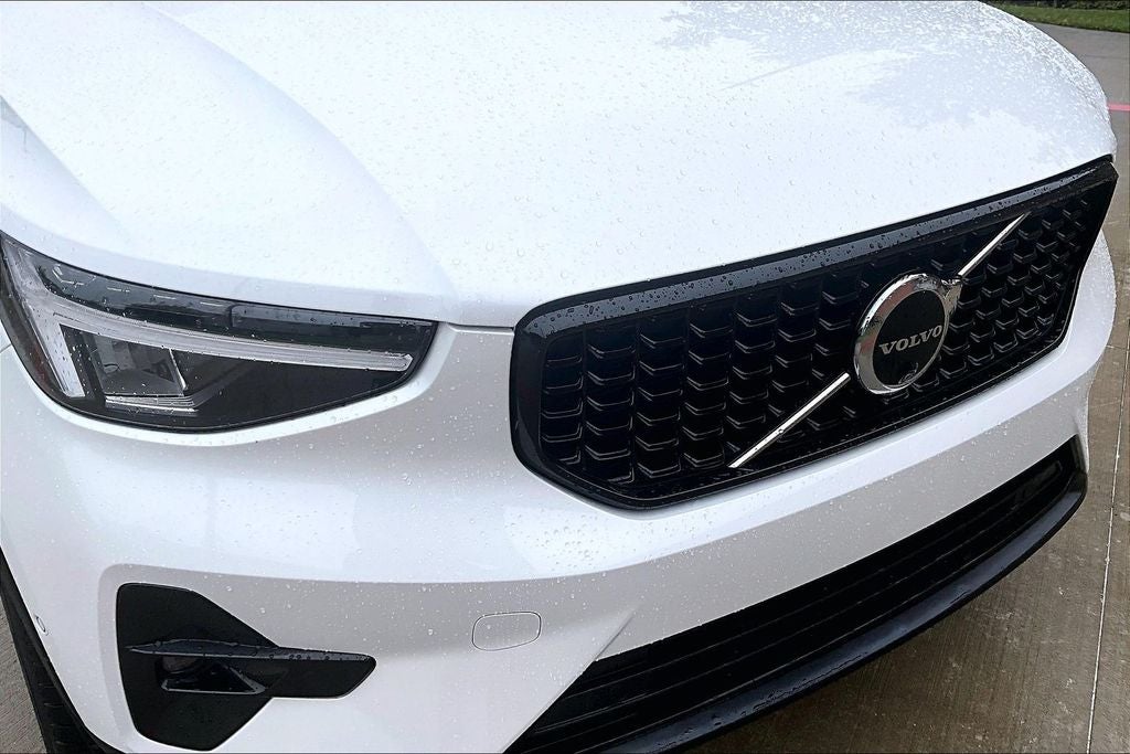 2025 Volvo XC40 B5 Plus Dark Theme