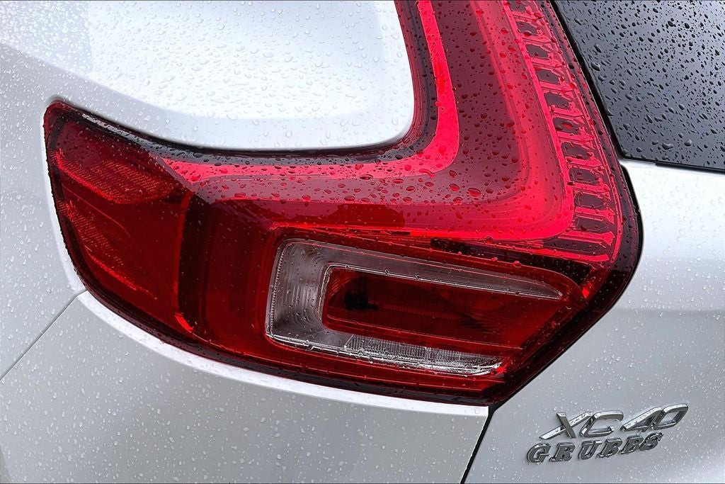2025 Volvo XC40 B5 Plus Dark Theme