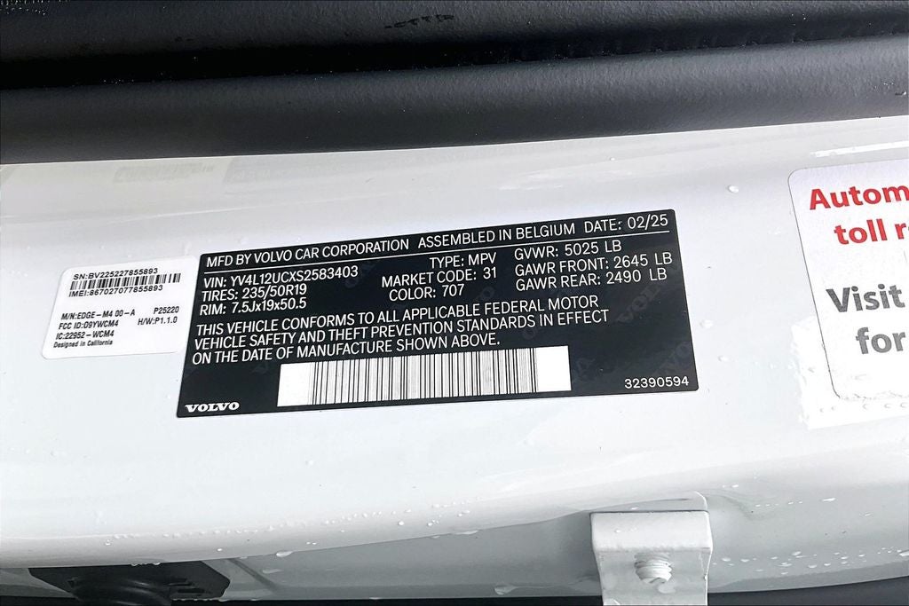 2025 Volvo XC40 B5 Plus Dark Theme
