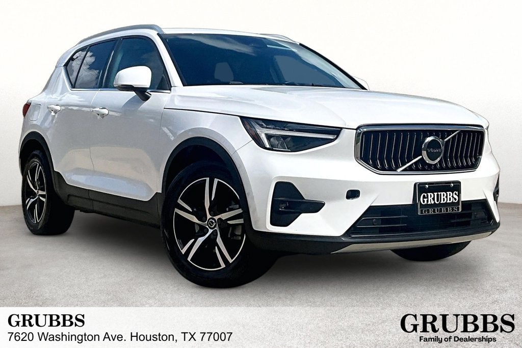 2023 Volvo XC40 B5 Plus Bright Theme