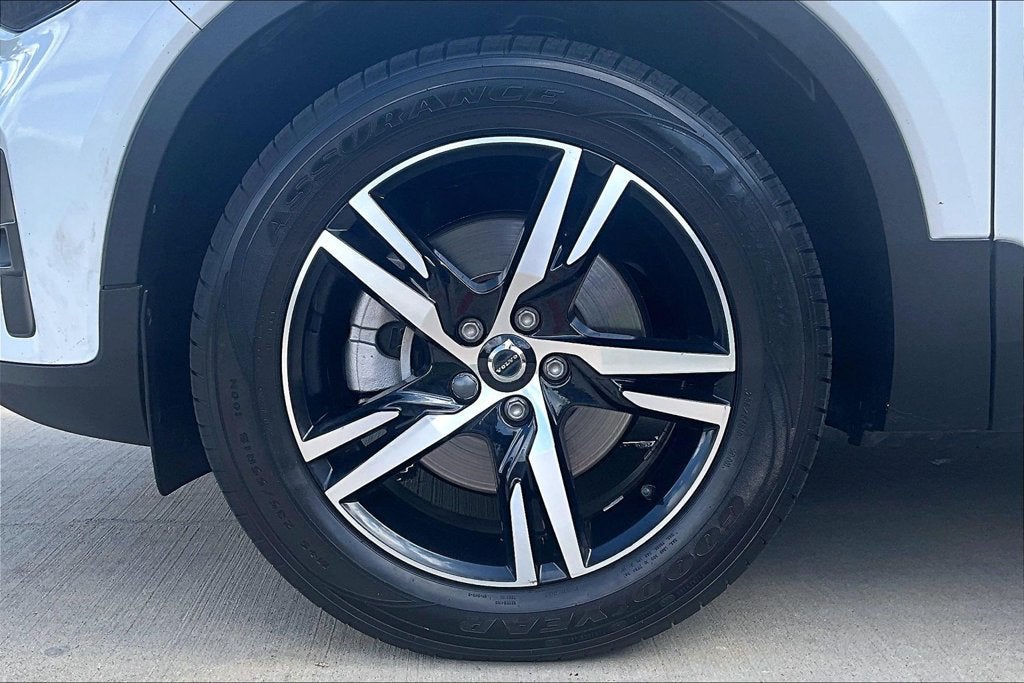 2023 Volvo XC40 B5 Plus Bright Theme