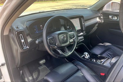 2023 Volvo XC40 B5 Plus Bright Theme