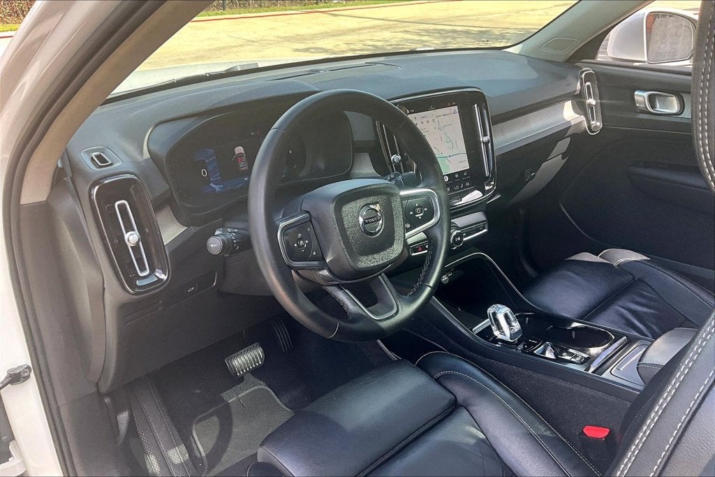2023 Volvo XC40 B5 Plus Bright Theme